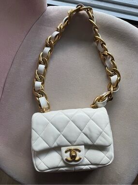 CHANEL White Quilted Leather Shoulder Bag with Gold Hardware
